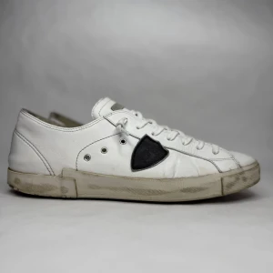 Philippe Model PRSX low  - Varumärke: Philippe Model  Modell: PSRX  Storlek: 46  Skick: 8/10 (Minimala tecken på användning)  Nypris: 3700 SEK  Övrigt: Box & snören ingår