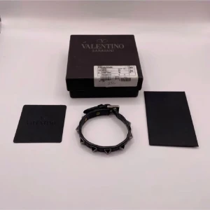 Valentino armband  - Ett svart Valentino Armband. Box och 2 lappar tillkommer. Armbandet är hyfasat använt men har fortfarande mycket kvar att ge. Tveka inte på att skriva vid frågor och funderingar!