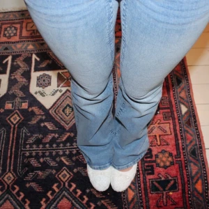 Ballerinaskor spets - Jättesöta ballerina skor med spetsdrtaljer och rosetter. Passar perfekt till mysiga middagar och till vardags