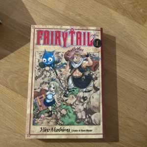 Fairy Tail 1 - Följ med på ett episkt äventyr med magi, action och humor! Fairy Tail 1 bjuder på färgstarka karaktärer, en pratande katt och spännande strider. Perfekt för dig som gillar manga och vill ha en fartfylld berättelse med vänner och magiska krafter.