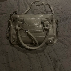 Beige handväska i skinn med dragkedja - Snygg beige handväska. Aldrig använd helt ny. pris kan diskuteras 