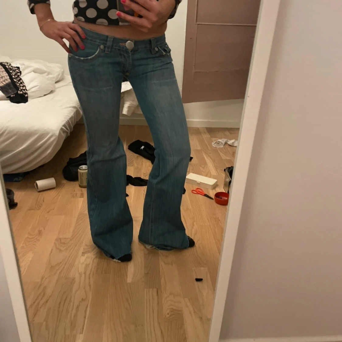 Blå bootcut jeans låg midja