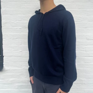 Kashmir & Merino Hoodie - Stilren zip hoodie med blandning av kashmir och merinoull.  Riktigt skön passform. Använd 2-3 gånger, inga defekter! Hör av dig vid minsta intresse eller fundering!! 🤗 Storlek: M Modellen på bilden är 181cm  Hör av dig vid mer specifika mått!