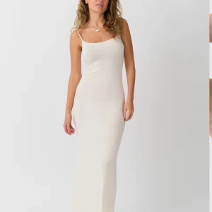 Soft touch maxi klänning  - Säljer denna beige/vita klänningen från ginatricot, inte använt så mycket och inga defekter 