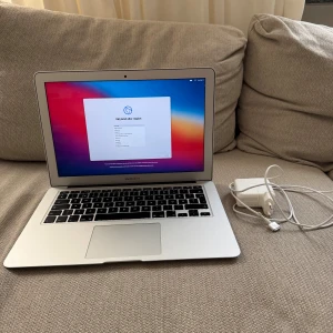 Macbook air 13 tum - Säljer en välskött MacBook Air 13-tum från 2014. Datorn fungerar bra, den är fabriksåterställd och är redo för en ny ägare!   Den har normala tecken på användning såsom små repor och ett batteri som såklart med åren blivit lite sämre, men prestandan är stabil och med 128GB fungerar den utmärkt för skolarbete, vardaglig användning och filmtittande.  Pris för dator: 2 449 kr En fullt fungerade laddare till datorn är en del av köpet.