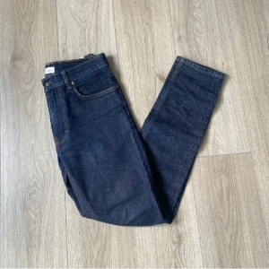William Tapered jeans från volt - Säljer dessa schyssta jeans i marinblå.              Storlek: 30/32                                                            Skick: 10/10                                                                  Nytt pris: 949kr                                                                     ❗️Kontakta mig vid minsta lilla fråga❗️