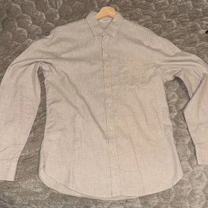 Skjorta från Dobber - Säljer nu en beige skjorta från Dobber. Använd max 2 gånger och aldrig tvättats. Ny skick. Den har en ficka fram på vänstra bröstet. Säljs pga att den inte används. Storlek S. Skriv för fler bilder. Priset är ej skrivit i sten! 