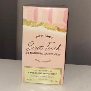 Sweet Tooth Eau de Parfum 30ml - Sweet Tooth by Sabrina Carpenter är en söt och : 30 ml. Parfym är i plast alltså ny har inte öppnat förpackningen 💕💕
