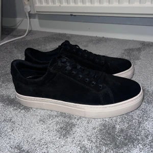 Vagabond Paul 2.0 svart mocka - Snygga svarta sneakers från Vagabond med mockaöverdel och vit platt sula. Skorna har rund tå och klassisk snörning. Perfekt för dig som gillar stilrena och minimalistiska skor med en modern touch. Nypris ligger runt 1400. Skorna är knappt använda men säljer pga dubbelköp.