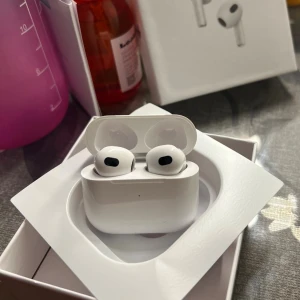 Gen 3 - Hörlurar med trådlös design | Inga synliga repor eller skador | Levereras i originalförpackning | Va inte rädd för att höra av er om ni har några funderingar✌🏻