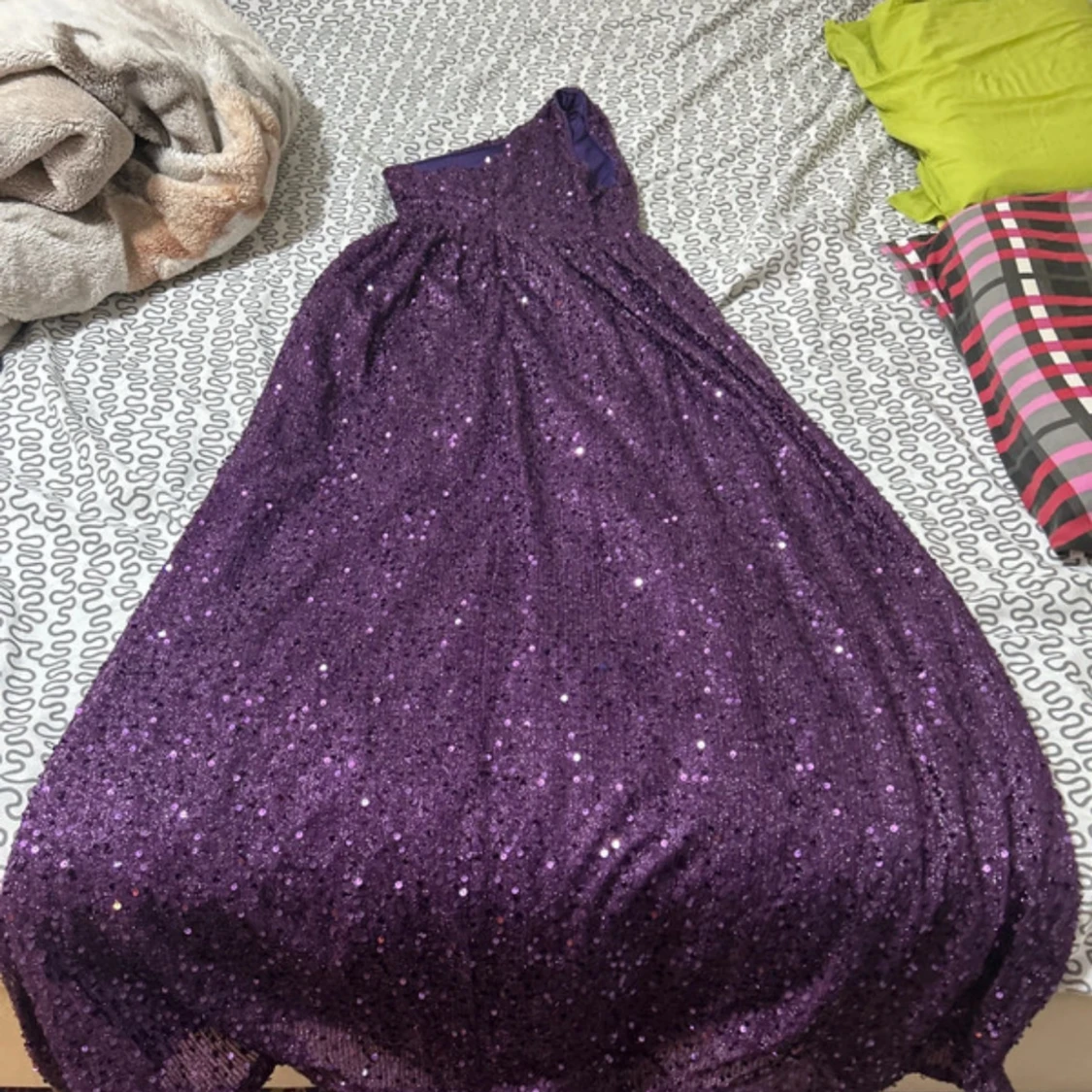 Lila glittrig långklänning oneshoulder - 1