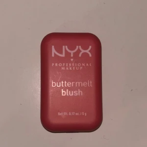 NYX buttermelt blush i rosa - NYX buttermelt blush i en söt rosa nyans. 
