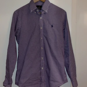 Ralph Lauren skjorta SMALL - Ralph Lauren skjorta small  Skick: 9,5/10 som i nyskick  Storlek s Skriv om frågor!