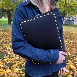 Datorfodral med silver nitar - Datorfodral med nitar, vattentätt material och plats för allt du behöver. Storlek 34,5x25cm 🥂🍁 Superfint och praktiskt fodral som passar perfekt till både skola och jobb. Rymmer dator, laddare och annat utan problem. Materialet är tåligt och nitarna ger den där lilla extra detaljen som gör att den sticker ut!  Fodralet är handgjort och egen designat, inspirerat av Valentino. Snabb leverans! ⚜️