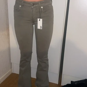 Gröna jeans  - Gröna jeans jag köpte idag , dom är lite små för mig. Dom är i full längd och jag är 168 och perfekt för mig. Kostade 400 kr nya