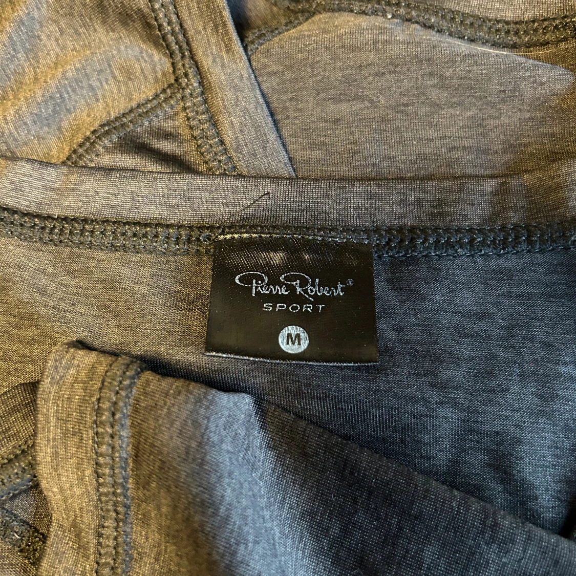 Grå sport-t-shirt från Pierre Robert - 1