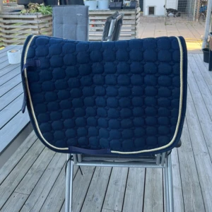 Blått schabrak - Blått schabrak ifrån Gold Medal. Är strl full men är mer som strl cob. Är lite hårigt