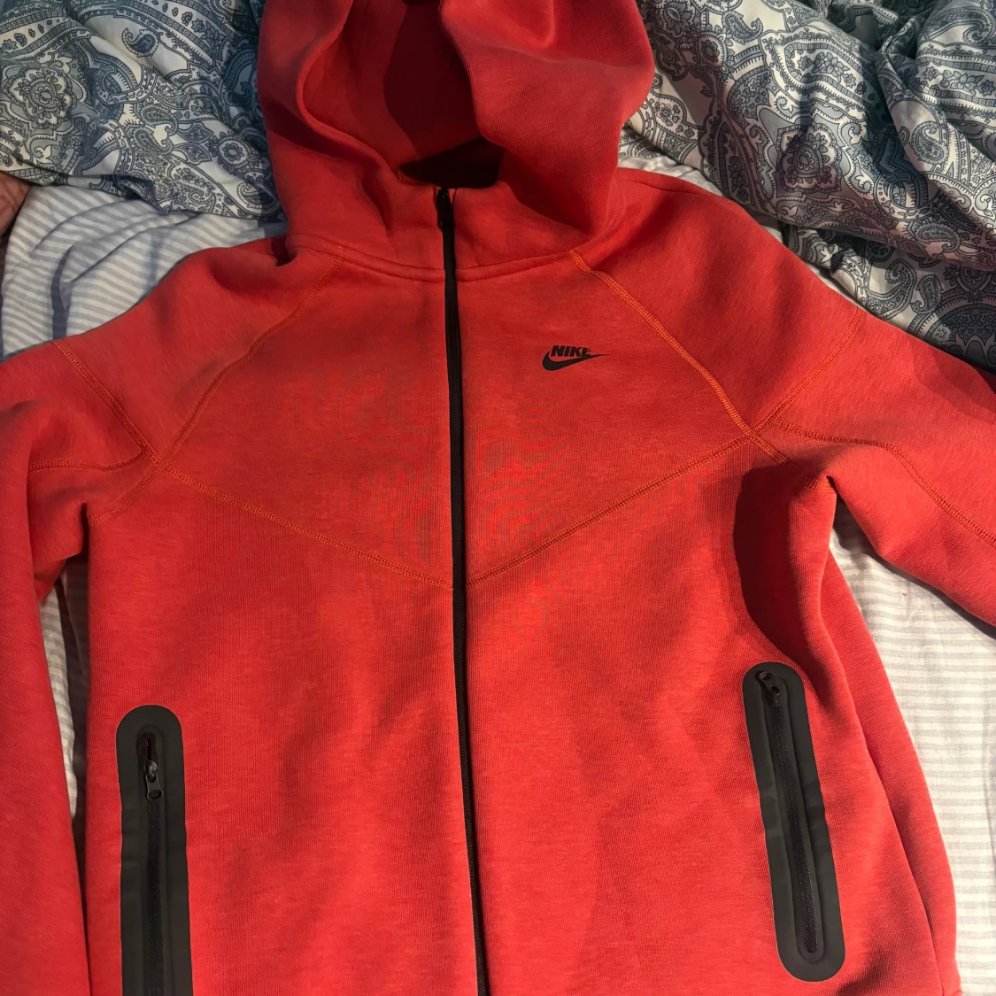 Nike hoodie i röd och blå med huva