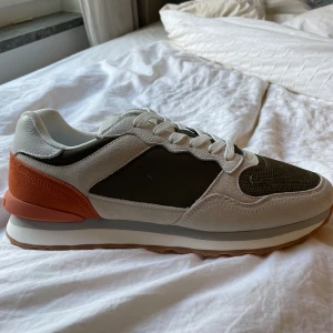 Sneakers inför hösten  - Sprillans nya sneakers från Philip Hog. Aldrig använda, i lådan. Storlek 42 