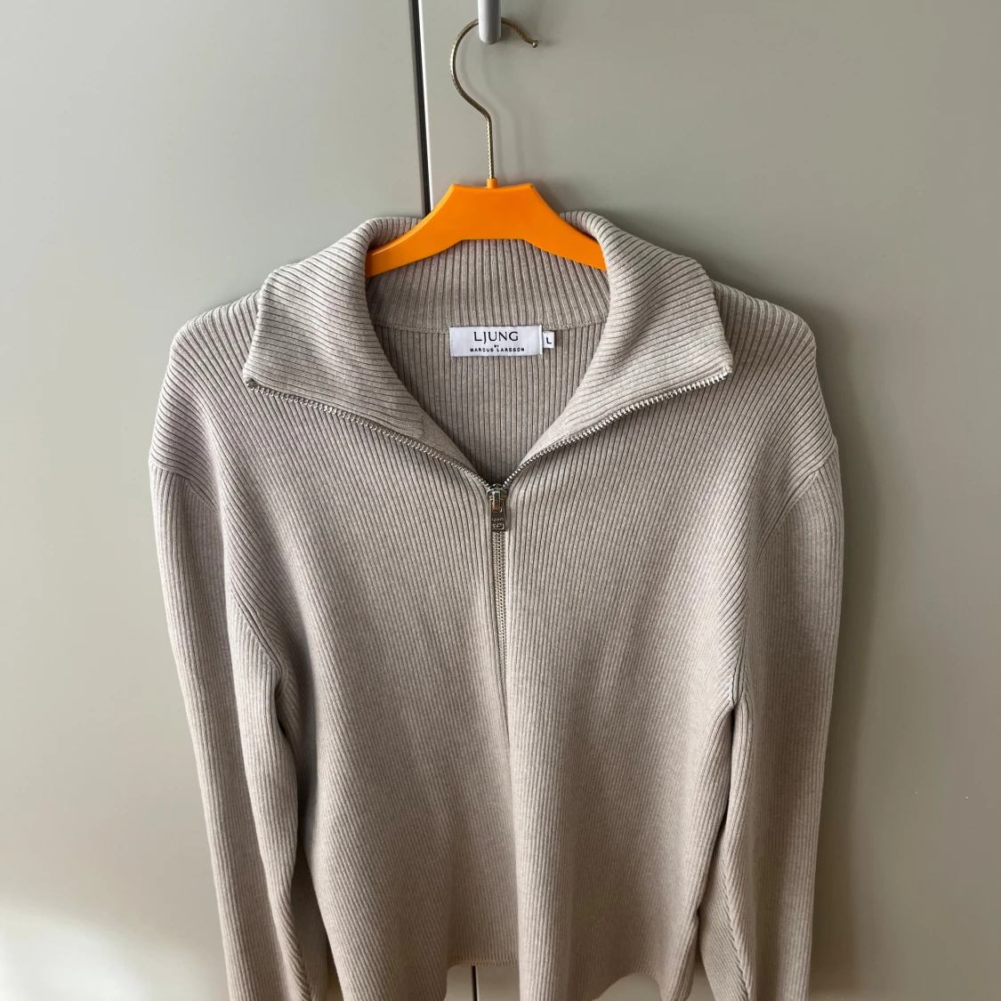 Beige ribbad half zip-tröja från Ljung - 1