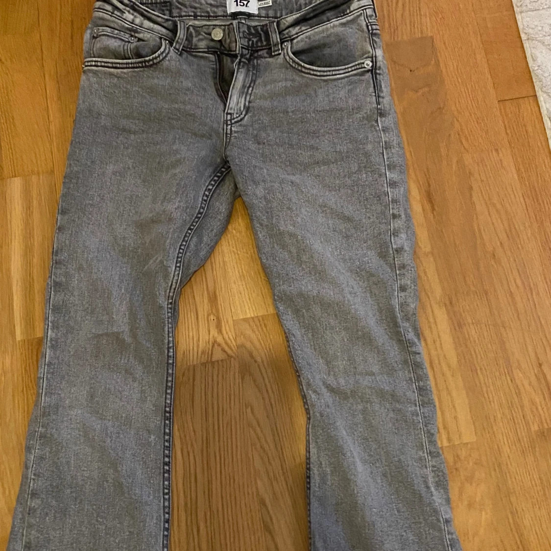 Gråa jeans