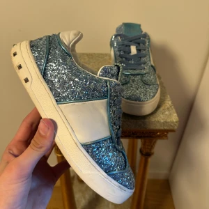 Valentino garvani silvriga blå - Valentino skor/ storlek: 36 passar 37!!