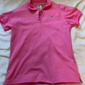 Lacoste tröja  - Säljer en klassisk rosa pikétröja från Lacoste med korta ärmar och krage. Står storlek XXXL men passar mig som är S/M. Bild finns med i inlägget med hur den sitter på🙏pris kan diskuteras 