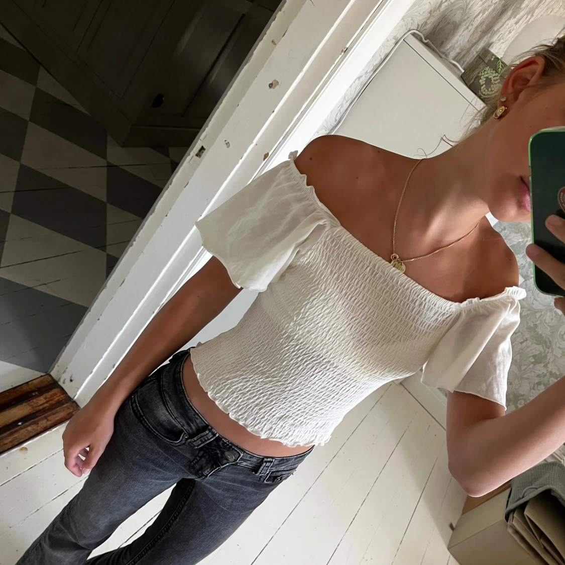 Vit smockad blus med volangärmar - 1