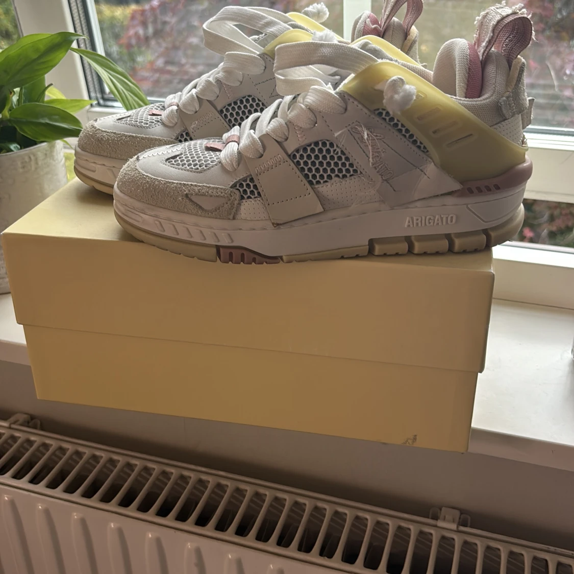 Axel Arigato sneakers i pastellfärger
