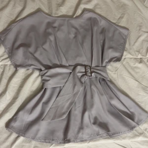 Ljus lila blus - Tröjan är använd bara 2 gånger, bekväm och bra kvalitet 