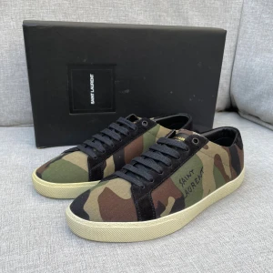 Saint Laurent skor(nya) - Hej! Säljer nu dessa helt nya ysl skor. Skorna är helt nya, box dustbag och extra skosnören medföljer(defekt på box) nypris 7000kr. 41 passas 42-42,5