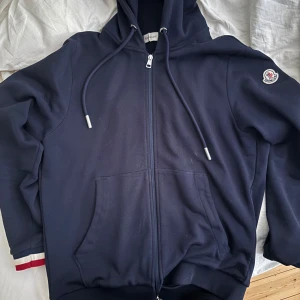 Moncler zip hoodie - Snygg och skön mörkblå moncler zip. Den passar folk i storlek M och L, fraktar direkt
