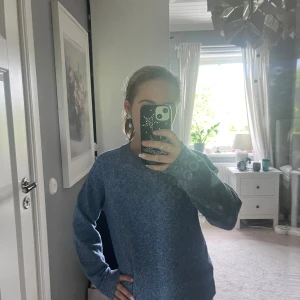 Stickad tröja - Blå stickad tröja i fint fint skick 💞