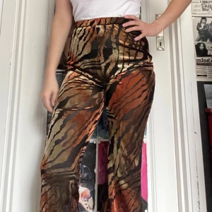 Coola leggings från Asos - Leggings med zebra tryck och mesh. Jag kan mötas upp i Uddevalla centrum, annars fraktar jag gärna. Köparen står för frakten. (Står ej för postens slarv) katt finns i hemmet. 