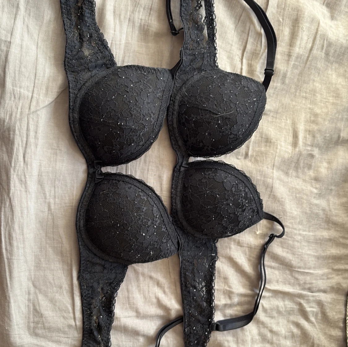 Svarta spetsiga bh:ar med rosett