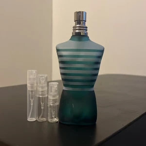 Jean Paul Gaultier 2/4/5ml - Ikonisk parfymflaska i form av en torso från Jean Paul Gaultier. Perfekt för dig som vill sticka ut. Inkluderar tre små provflaskor för enkel användning på språng.