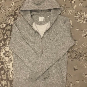 Jack & Jones hoodie  - Stilren Jack & Jones hoodie i nyskick, aldrig använd. Storlek S. Passar dig bäst runt 170-180. Inga defekter alls. Nypris ~499 