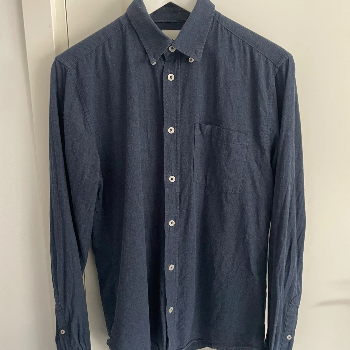 Mörkblå bomullsskjorta med knappar