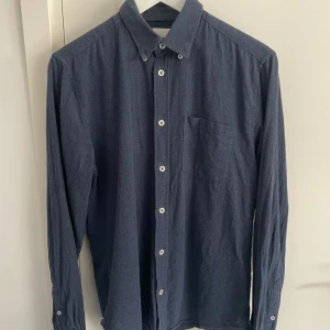 Mörkblå bomullsskjorta med knappar - Snygg mörkblå Linnéskjorta från mq, lite tjockare Linné material, jätte skön och snygg!