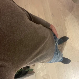 Brun stickad tröja i kashmir - Här har vi en  brun stickad tröja i merinoull med rund halsringning och långa ärmar. Tröjan har en klassisk passform och ribbade muddar vid ärmslut och nederkant. Perfekt för lager-på-lager under kyliga dagar, sitter otroligt bra runt halsen ✌🏻OBS-PRISET KAN DISKUTERAS 