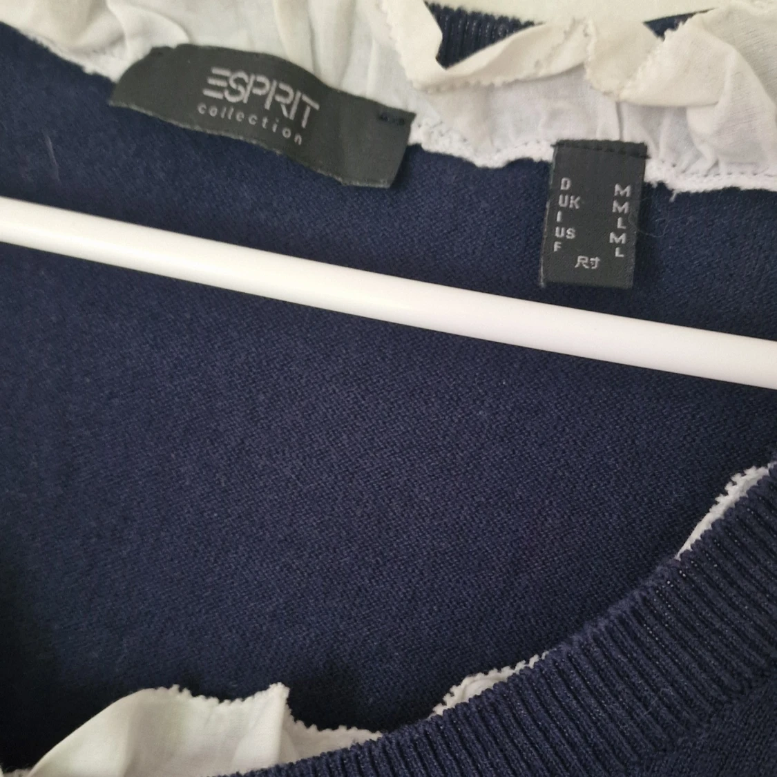 Mörkblå blus med volang från Esprit - 2