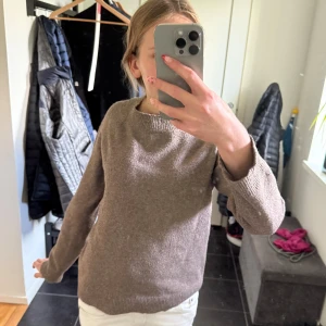 Brun stickad tröja  - en fin stickad tröja från only! är lite noppig men går säkert att ta bort med noppborttagare.