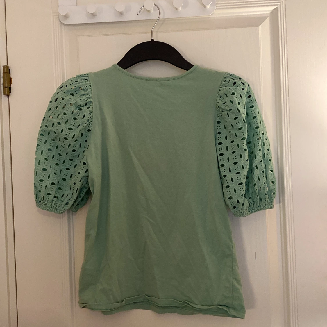 Mintgrön topp med spets puffärmar från H&M - 1