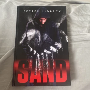 Sand - En spännande berättelse om Amad som får praoplats på ett företag som jobbar med sand. Plötsligt sker ett inbrott, en kollega hittas nedslagen och viktiga forskningsresultat försvinner. Under två veckor förändras Amads syn på livet och han möter sin första kärlek.