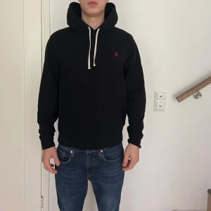 Svart hoodie från Ralph Lauren - Mycket bra skick finns inga tecken på den. Om du har mer frågor, sätta gärna ett meddelande till mig!