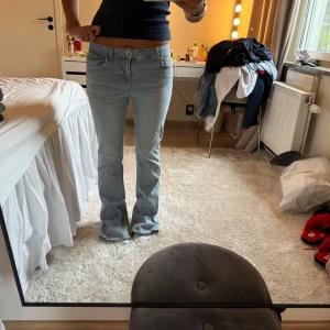 Ljusblå bootcut jeans - Så snygga och populära zara Jeans som inte säljs längre💗