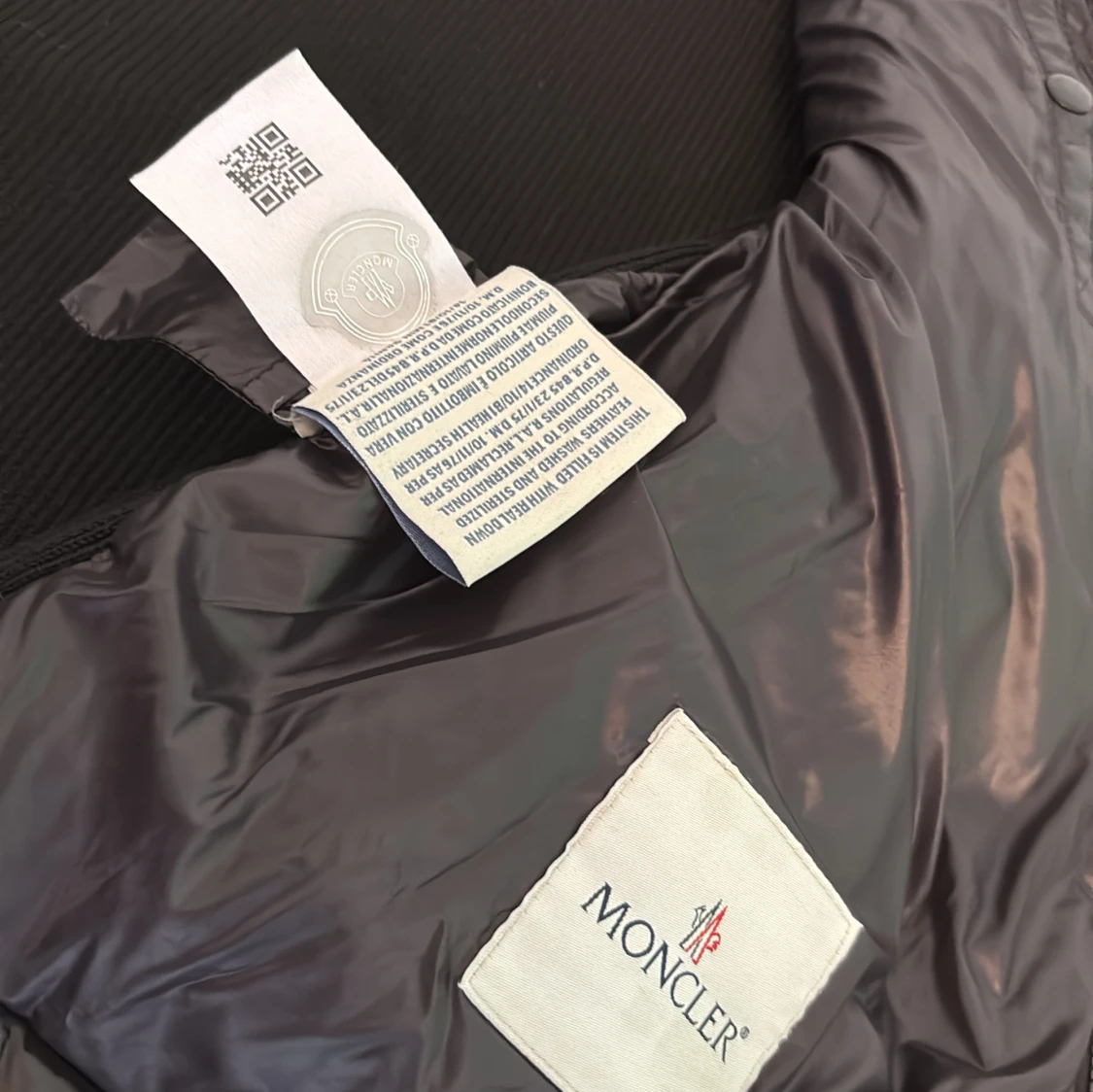 Svart dunväst med huva från Moncler - 2