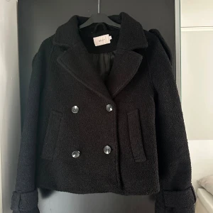 Snygg Kappa! - Snygg varm kappa från Nelly, fint skick och inga defekter, perfekt nu till hösten! 🍂 Strl XS, 200kr+frakt! Nypris: 499kr