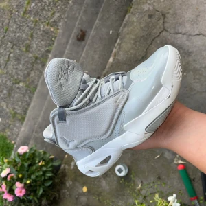 Nike Jordan Max 4 - Säljer nu ett par riktigt feta Nike Jordan Max 4 för endast 499 från orginal pris 1500kr💸. De är i sjukt bra skick och har bara lite smuts på sig som jag kan ta bort innan jag säljer dem! Storleken är 38,5. Kontakta oss för frågor!😇