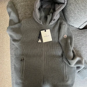 Moncler cardigan  - Säljer nu min fina Moncler cardigan, säljer den då den tyvärr sitter lite för stort på mig och vill köpa en ny, den är endast använd 2 gånger. Pris kan diskuteras vid snabb affär!! Hör av er för fler bilder eller andra funderingar!! NFC Scan fungerar givetvis, fanns ej plats för fler bilder.